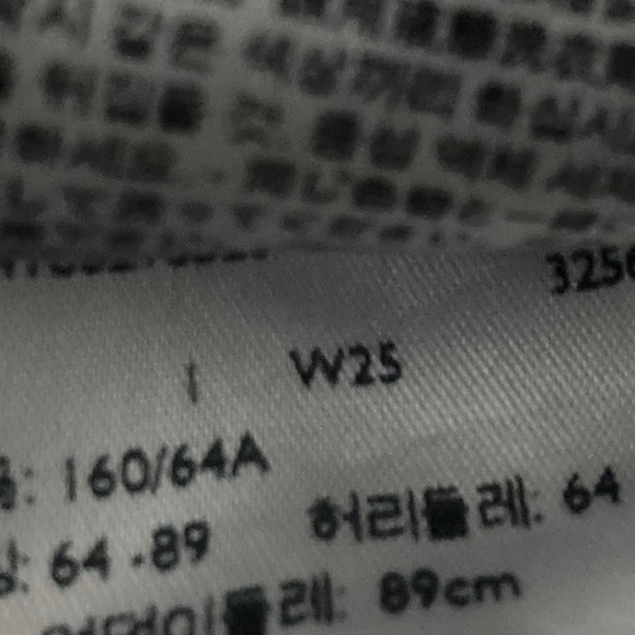 Levi Medium Washed Denim Shorts - Picture 6 of 6